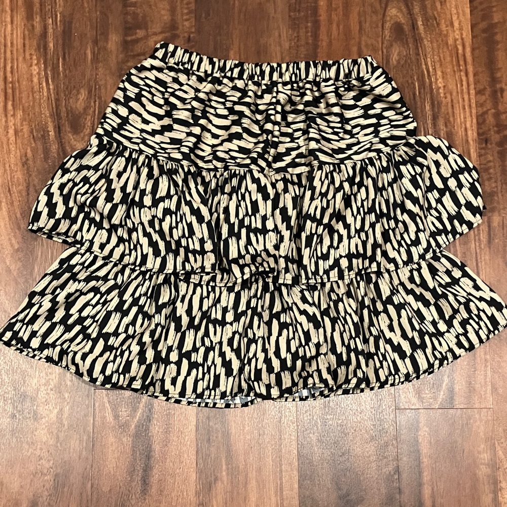 Elegant Black and Cream Tiered A-Line Skirt